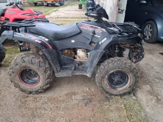 Quad todoterreno negro con cabrestante