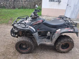 Quad todoterreno negro con cabrestante