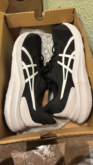 Zapatillas Asics Negras y Blancas