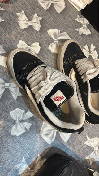 Scarpe Vans nere e bianche