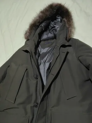 Abrigo Uniqlo verde talla L con capucha pelo