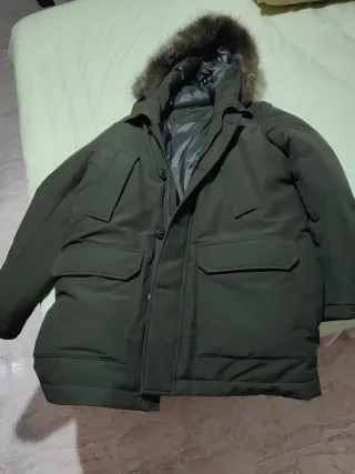 Abrigo Uniqlo verde talla L con capucha pelo