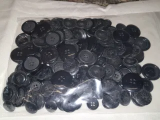 Bottoni neri in plastica