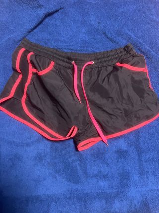 Pantalones cortos deportivos negros y rosas