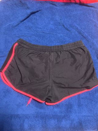 Pantalones cortos deportivos negros y rosas