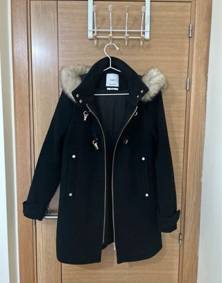 Abrigo negro Zara con capucha y pelo