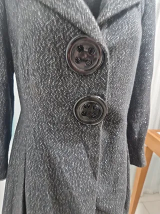 Abrigo elegante gris y negro