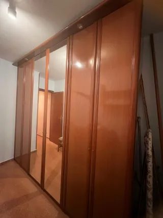Armario de madera con puertas de espejo