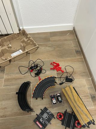 Scalextric 4,9m: 2 coches y 2 mandos