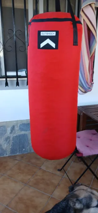 Saco de boxeo Outshock rojo con su caja