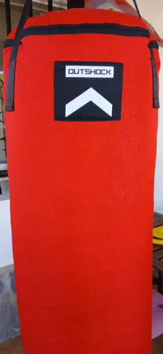 Saco de boxeo Outshock rojo con su caja