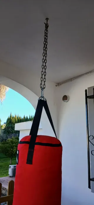 Saco de boxeo Outshock rojo con su caja