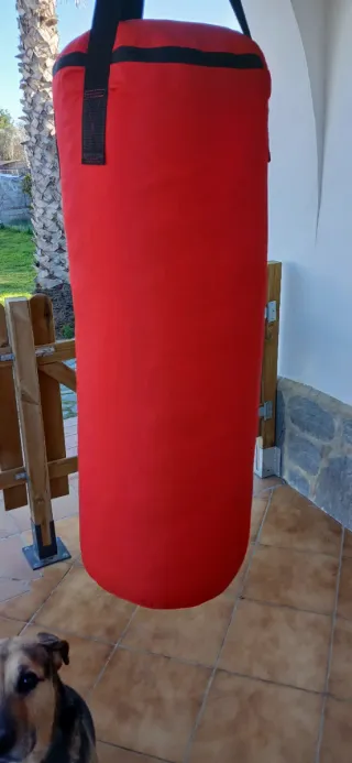 Saco de boxeo Outshock rojo con su caja