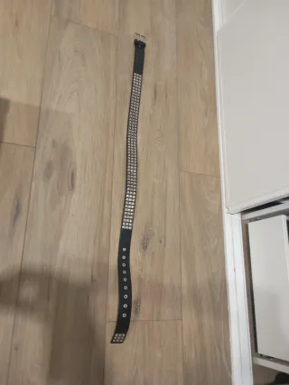 Cinturón negro con tachuelas plateadas