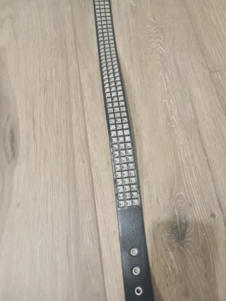 Cinturón negro con tachuelas plateadas