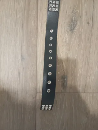 Cinturón negro con tachuelas plateadas