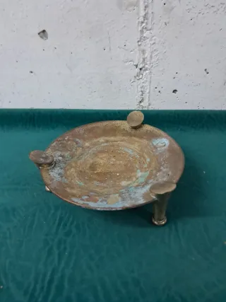 Antigüedad de latón con patas
