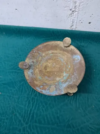 Antigüedad de latón con patas