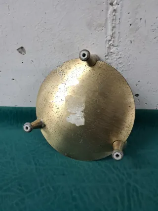 Antigüedad de latón con patas