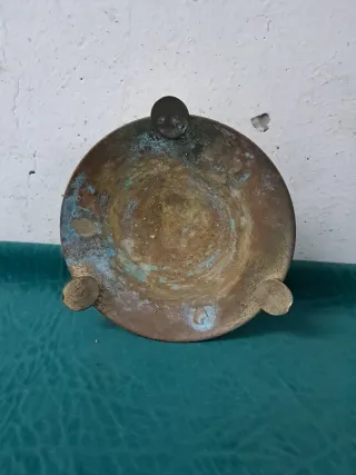 Antigüedad de latón con patas