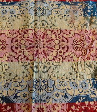 Copritavolo Vintage con disegno floreale e  frange