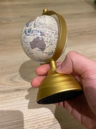 Globo terrestre dourado e bege novo.