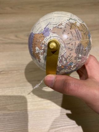 Globo terrestre dourado e bege novo.