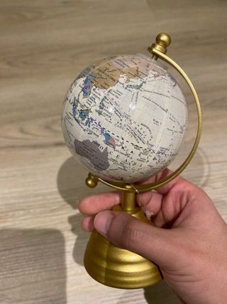 Globo terrestre dourado e bege novo.