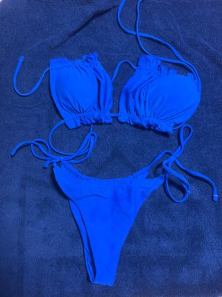 Bikini azul con volantes