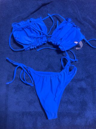 Bikini azul con volantes