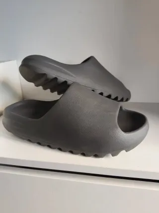 Chanclas Yeezy Slide Gris