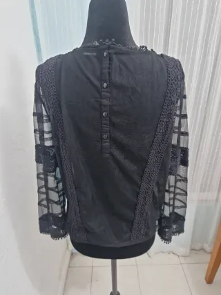 Blusa negra con encaje