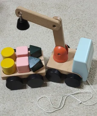 Grúa de madera con remolque y bloques