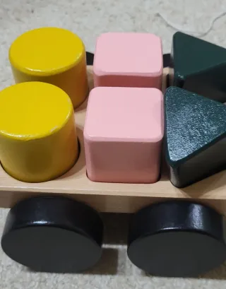 Grúa de madera con remolque y bloques