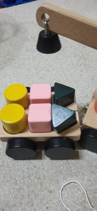 Grúa de madera con remolque y bloques