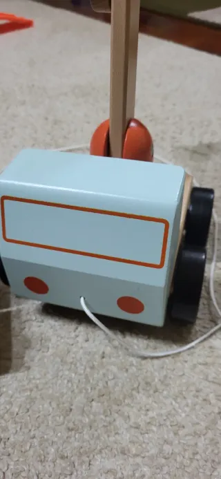 Grúa de madera con remolque y bloques