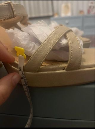 Sandalias de tacón beige y dorado
