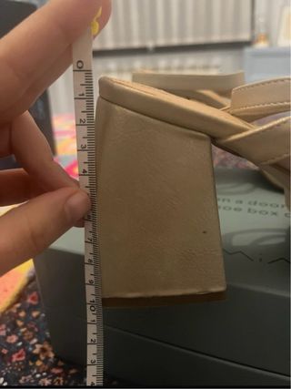 Sandalias de tacón beige y dorado