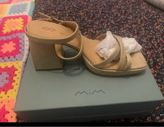 Sandalias de tacón beige y dorado