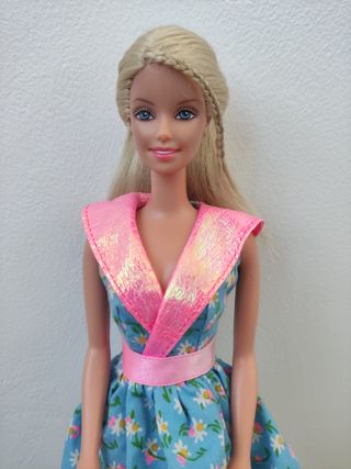 Barbie con carrello del supermercato