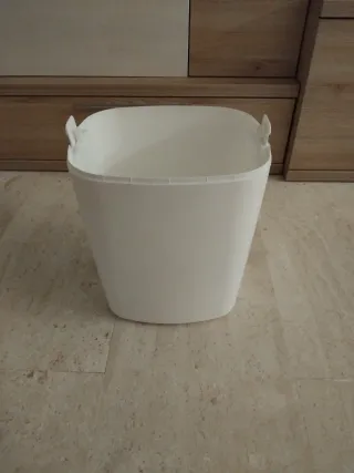 Cubo de basura blanco plástico
