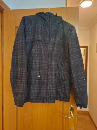 Chaqueta unisex cuadros gris y negra forrada.