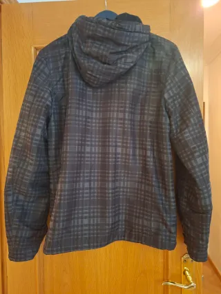 Chaqueta unisex cuadros gris y negra forrada.