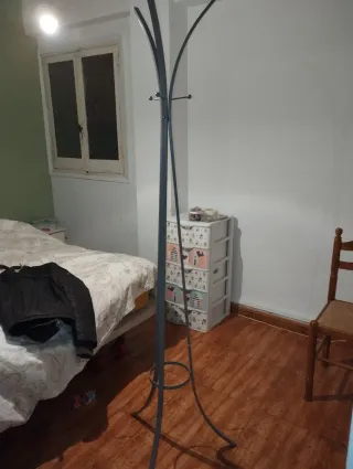 Perchero de pie metálico gris