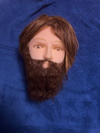 Cabeza de peluquería con pelo y barba