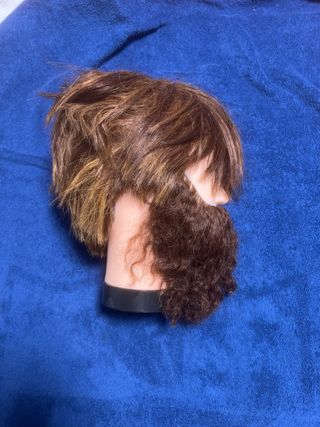 Cabeza de peluquería con pelo y barba