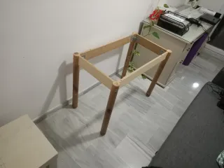 Mesa de escritorio de madera y cristal