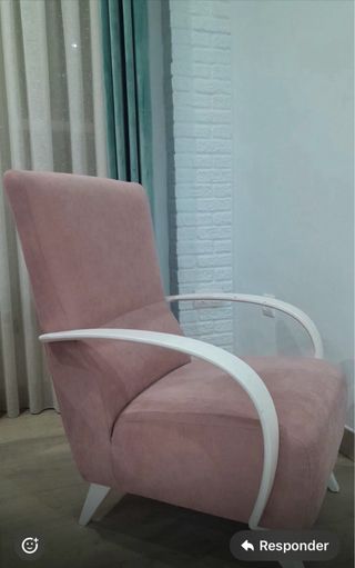 Butaca rosa y blanca de tela y madera