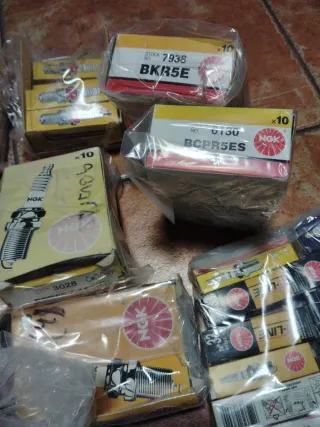 Lote de bujías NGK y Bosch