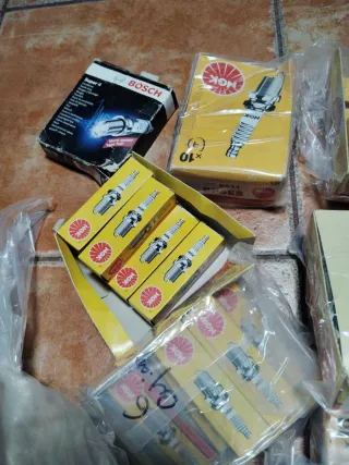 Lote de bujías NGK y Bosch